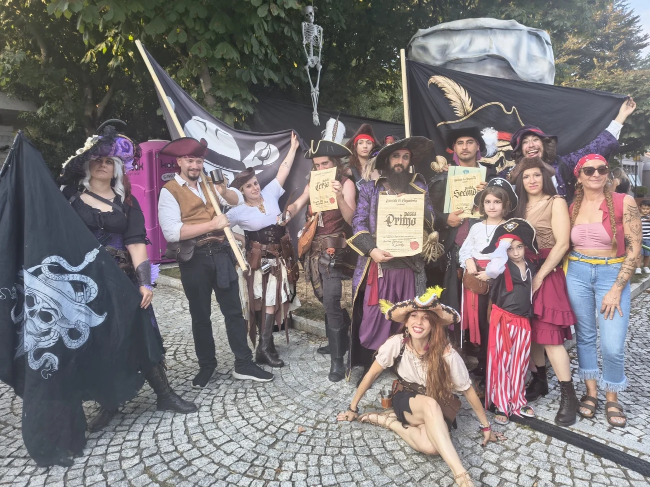 Un gruppo di interpreti pirateschi della ciurma durante un evento